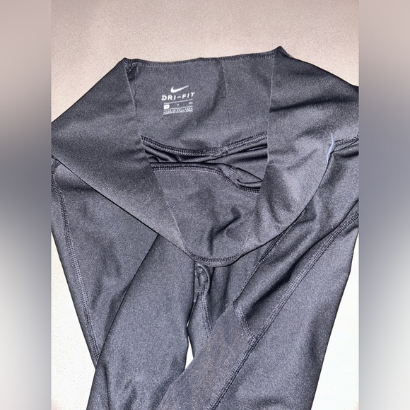 Nike Dri-Fit capris mesh on the sides - Picture 3 of 5
